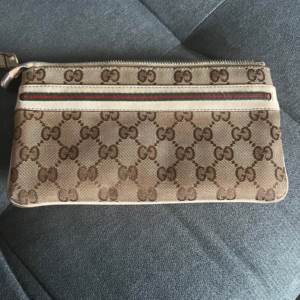 Gucci Beige and Brown Monogram Wristlet wallet with dust bag - Picture 3 of 11